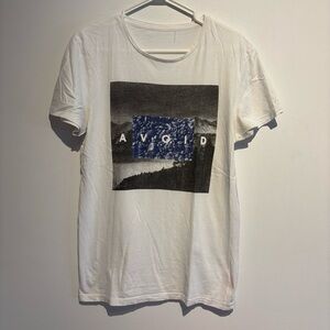 White AVOID Graphic T-Shirt Men’s Medium Mountain Landscape Blue Rock Streetwear